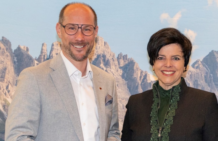 Tourismuslandesrat Mario Gerber und Tirol Werbung-Geschäftsführerin Karin Seiler blicken zufrieden auf die abgelaufene Wintersaison. © Tirol Werbung/Die Fotografen