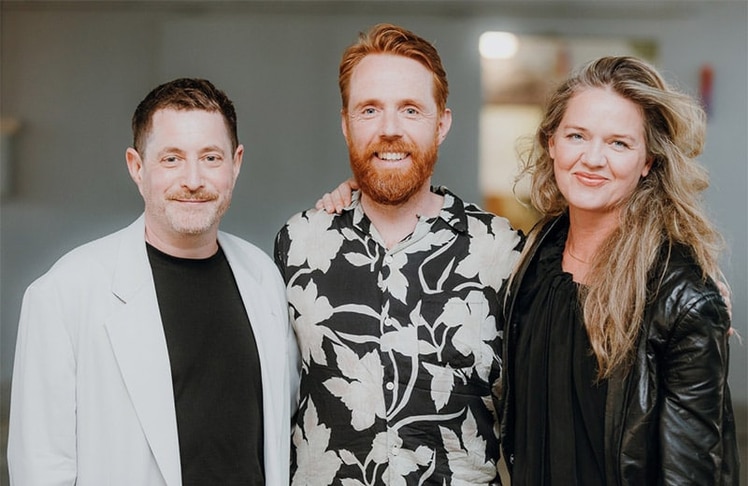 Freuen sich über die gelungene Eröffnung der Creative Days Vienna: v.l.n.r.: Heinz Wolf von der Wirtschaftsagentur Wien, Key-Note-Speaker Barnaby Steel und Elisabeth Noever-Ginthör, Wirtschaftsagentur Wien. ©Hannes Winkler