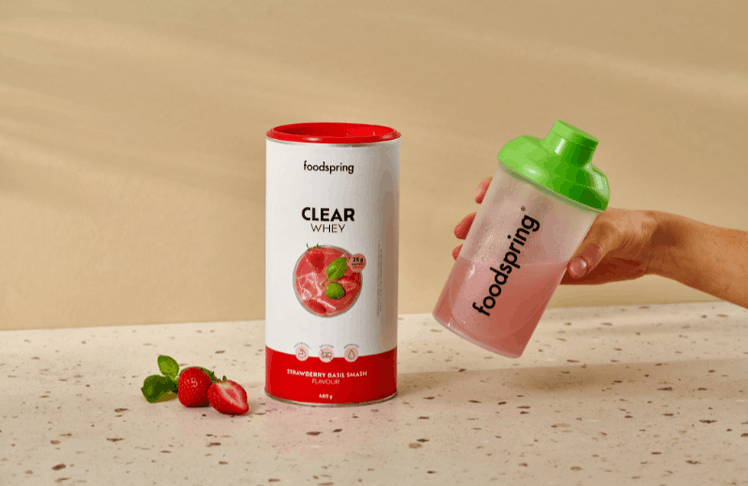 Die neue limitierte Sorte des der Clear Whey-Reihe in der Geschmacksrichtung "Strawberry Basil Smash" © foodspring