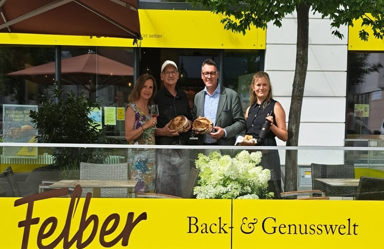 V.l.n.r.: Doris und Franz Felber, Vizebürgermeister Kornelius Schneider und Winzerin Lisa Maurer © Felber/ Sturmlechner