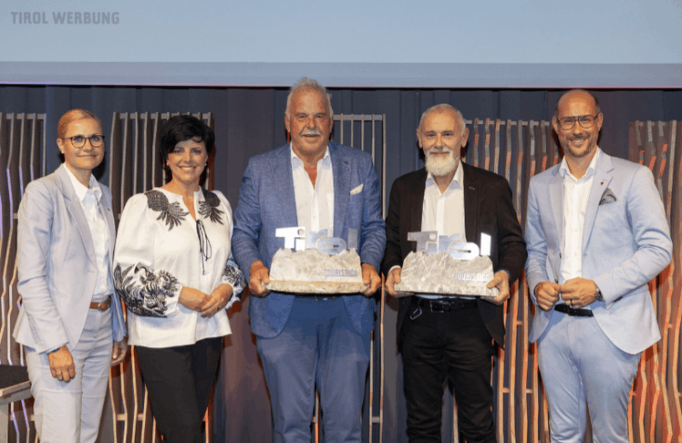 V.l.n.r.: Susanne Endl (Vorstand Hypo Tirol Bank) und Tirol Werbung-Geschäftsführerin Karin Seiler, Hermann Ruepp (Reutte on Ice) und Gerhard Föger, Tourismuslandesrat Mario Gerber  © Tirol Werbung / Die Fotografen