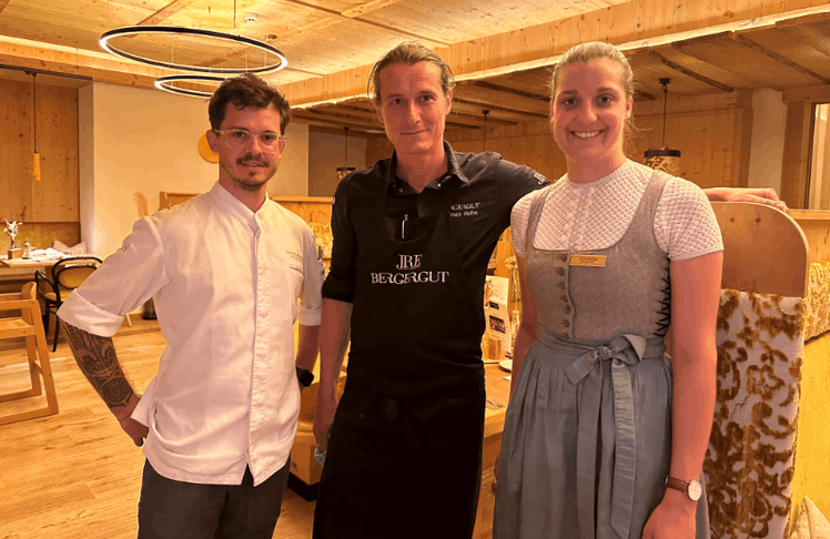 V.l.n.r.: Küchenchef Dennis Katholnig (Natur- und Wellnesshotel Höflehner), Gastkoch Thomas Hofer 
(Genießerhotel Bergergut), Restaurantleiterin Johanna Kettner (Natur- und Wellnesshotel Höflehner) © Familie Höflehner