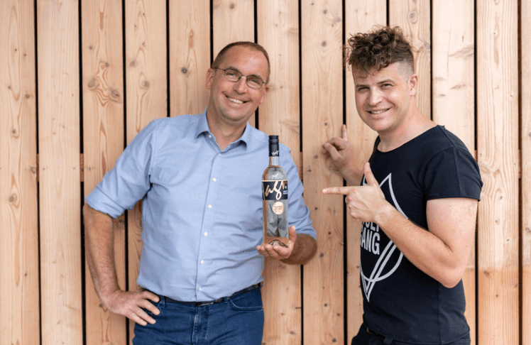 Leo jun. (links) und Wolfgang jun. Hagn mit dem Gewinnerwein Gelber Muskateller 2023 © Weingut Hagn/ Stefanie Winter