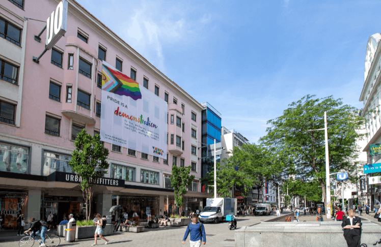 Die Vienna Pride kann  während des gesamten Veranstaltungszeitraums auch das MEGAgerüst auf der belebten Mariahilfer Straße 38 nutzen © MEGABOARD