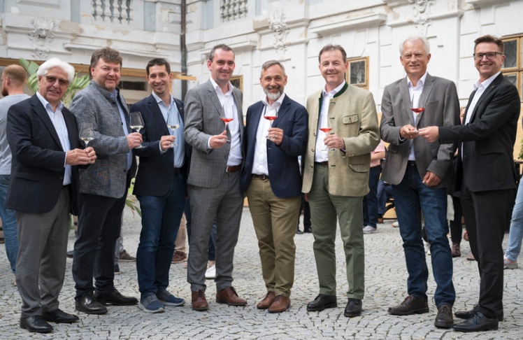 V.l.n.r.: Paul Rittsteuer, Albert Gesellmann, Christian Zechmeister, Herbert Oschep, Kurt Feiler, Nikolaus Berlakovich, Martin Burjan und Rudolf Suttner © zweischrittweiter.at