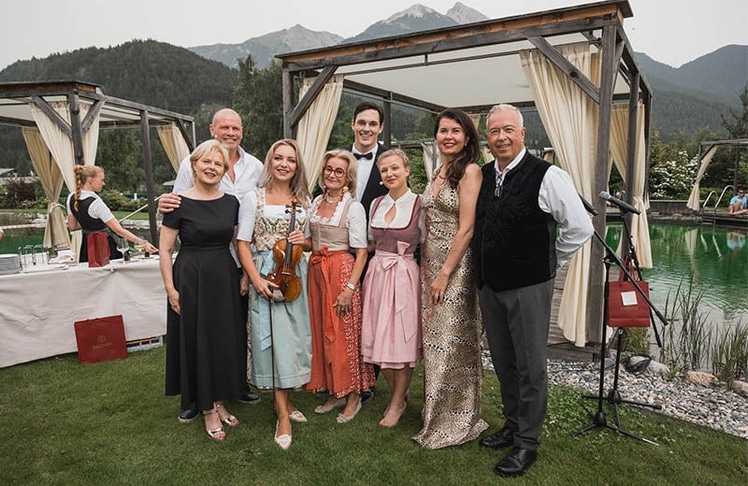 Vor der bezaubernden Seebühne des Sacher Seefeld versammelten sich v.l.n.r.: Ildiko Raimondi, Bo Skovhus, Lidia Baich, Elisabeth Gürtler, Maximilian Kromer, Jana Stadlmayr, Zoryana Kushpler und Herbert Lippert. © DavidJohansson