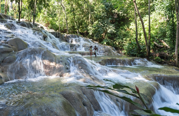 Besuch der legendären Dunn's River Falls auf Jamaika © Sandals Resorts