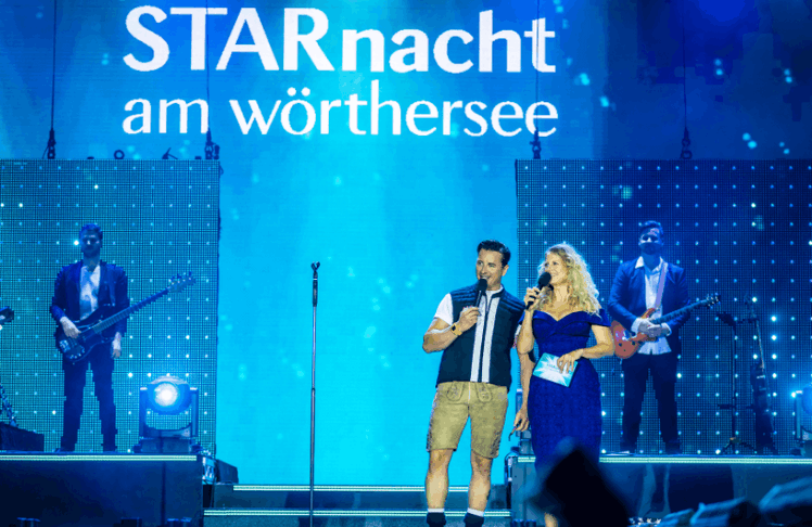 Bei der diesjährigen Starnacht am Wörthersee modierte erneut Barbara Schöneberger. Neben ihr zu sehen: Andreas Gabalier © ORF/ipmedia/ Peter Krivograd
