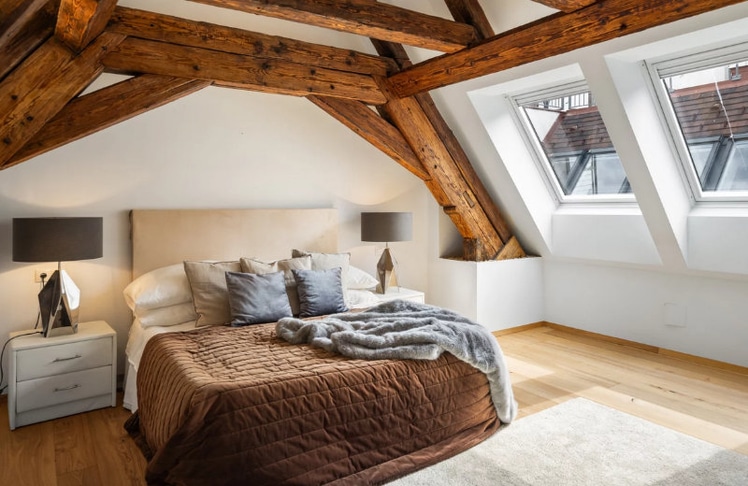 Das Highlight dieser Wohnung sind die Holzbalken, die den gesamten Wohnbereich und zwei der Schlafzimmer durchziehen. © Lukas Drobny/Property Photos GmbH