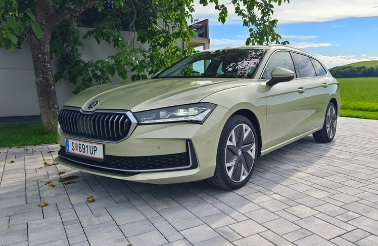 Optisch setzt Skoda beim neuen Superb auf Evolution statt auf Revolution. Dank dem breiten Grill und den schmalen Scheinwerfern ist er dennoch sofort als neue Generation erkennbar. © LEADERSNET/ts