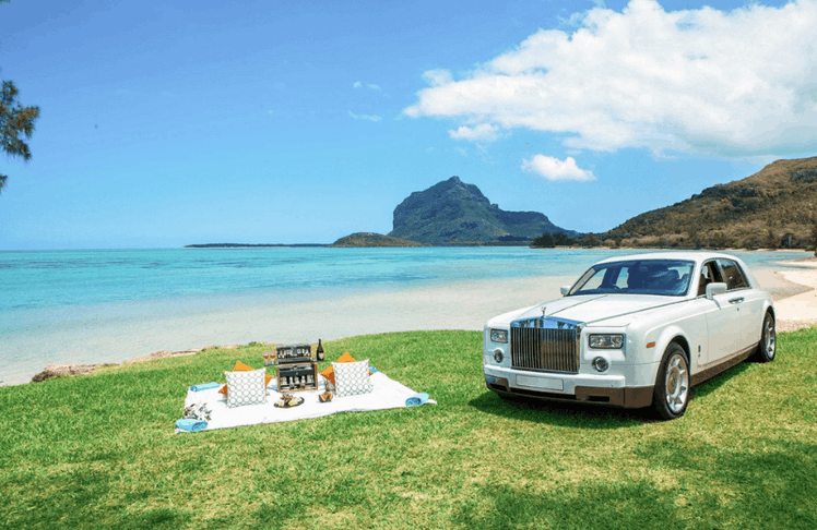 Für einen Hauch von Luxus können Gäste an einer ganztägigen Rolls-Royce-Tour durch das südliche Paradies teilnehmen, die mit einem üppigen Picknickkorb an einem abgelegenen Strand endet. ©Maradiva Villas Resort & Spa