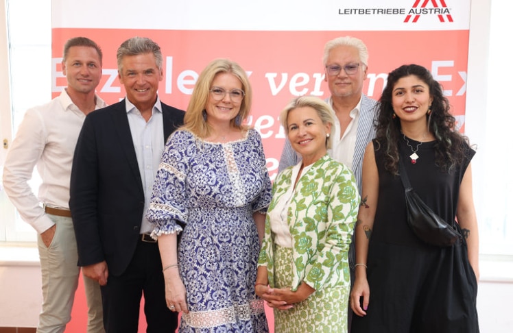 V.l.n.r.: Florian Czink, Mitglied der Geschäftsleitung Schlumberger Wein- und Sektkellerei GmbH, Andreas Gnesda, Beiratsvorsitzender Leitbetriebe Austria, Monica Rintersbacher, Geschäftsführerin Leitbetriebe Austria, Ursula Simacek, CEO Simacek Holding, Raimund Deininger, Art Director Artcare und Ahoo Maher, Künstlerin © Katharina Schiffl