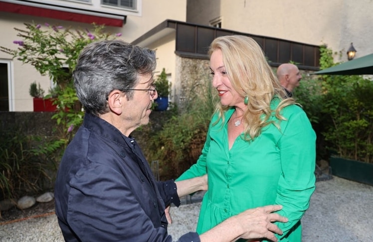 Die Begrüßung von Jedermann-Regisseur Robert Carsen mit Präsidentin Kristina Hammer beim Künstlerfest zum Auftakt der Salzburger Festspiele fiel besonders herzlich aus © Franz Neumayr