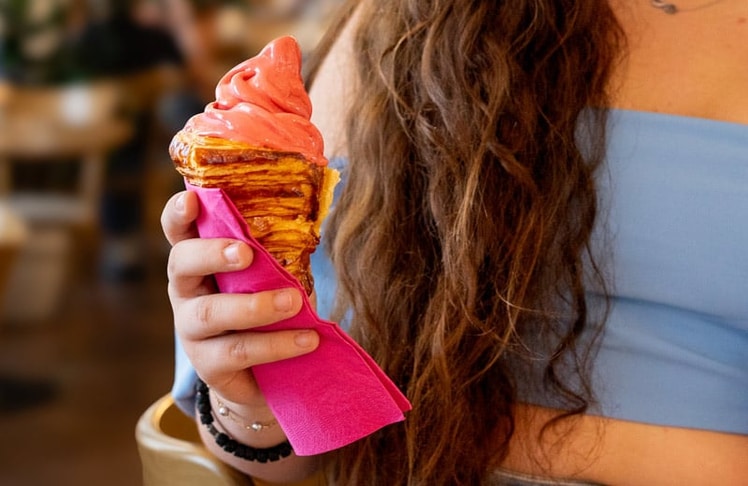 Die familiengeführte Wiener Traditionsbäckerei serviert erstmals ein Croissant-Eis (hier Himbeere) © Ströck-Feierabend