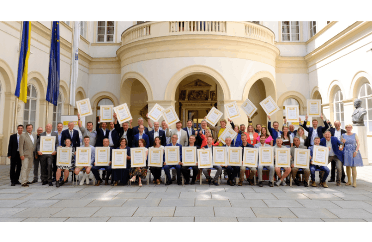 V.l.n.r.: Salon Sieger:innen 2024, Christian Zechmeister (GF Wein Burgenland), Norbert Walter (Präsident Weinbauverband Wien), Peter Szigeti (Stellvertretender Vorsitzender 
Österreichisches Sektkomitee), Elmar Feigl (GF Regionales Weinkomitee Wien), Josef Glatt (Direktor Österreichischer Weinbauverband), Reinhard Zöchmann (NÖ Weinbaupräsident), Johannes Schmuckenschlager (Präsident Österreichischer Weinbauverband), Chris Yorke (GF ÖWM), Sophie I (Österreichische Weinkönigin), Laura Hummel (NÖ Weinkönigin), Sophie I Smoley (Burgenländische Weinprinzessin), Hannah Wetschka (Burgenländische Weinkönigin), Anna Langes (Wiener Weinprinzessin), Sophie I (Steirische Weinkönigin), Ulrike 
Hager (Leitung Gebietsmarketing und Kooperationen Österreich ÖWM) © ÖWM/ Hans Leitner  