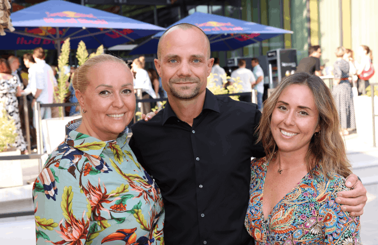 V.l.n.r.: Petra Hofstätter (dentsu Austria) begrüßte gemeinsam mit Stefan Ebner (Red Bull Media House) und Katharina Fröhlich (Magenta) die Gäste im Namen des FMP Forum Mediaplanung zum diesjährigen Sommerfest © Katharina Schiffl