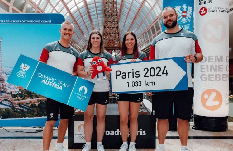 V.l.n.r. Die beiden Fahnenträger Felix Oschmautz (Kanu) und Michaela Polleres (Judo), sowie Elisabeth Straka (Bogenschießen) und Lukas Weißhaidinger (Diskus) © ÖOC/Michael Meindl