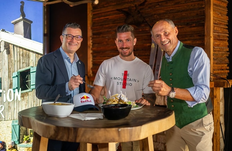 V.l.n.r.: Wim Hubrechtsen (SnowWorld), Marcel Hirscher und Leo Bauernberger (SLTG) © Joerg Mitter/Red Bull Content Pool