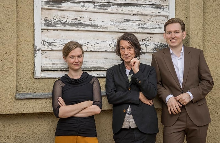 V.l.n.r. Mirga Gražinytė-Tyla (Musikalische Leitung), Krzysztof Warlikowski (Regie), Bogdan Volkov (Fürst Lew Nikolajewitsch Myschkin) ©SF/Neumayr/Leo