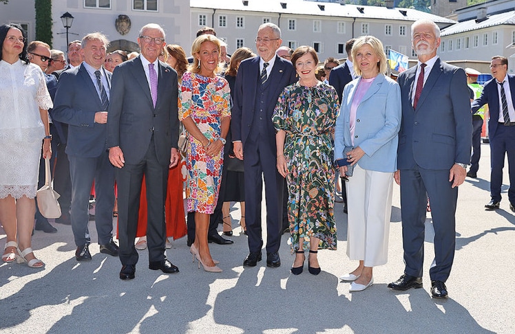 Salzburgs LH Wilfried Haslauer mit Christina Haslauer, Bundespräsident Alexander Van der Bellen und Doris Schmidauer, Tschechiens Präsident Petr Pavel (Foto ganz rechts) mit Gattin Eva Pavlová vor der Eröffnung der Salzburger Festspiele.
© Uwe Brandl