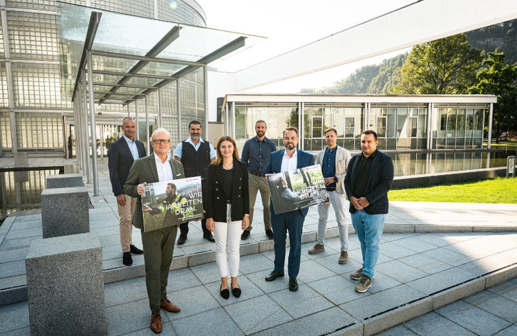 Die beiden Vorstände der Salzburg AG Michael Baminger (2.v.r.) und Herwig Struber (1.v.l.) mit den Kolleg:innen der Kampagne © Salzburg AG