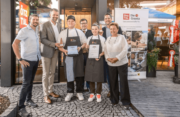 Franz Scheiber (3.v.l.) und Sladana Dujakovic (5.v.l.) vom Hotel Das Central in Sölden erhielten die begehrte "Granta". Gratulation dafür gab es von Raphael Kuen (1.v.l.), Lebensraum Ötztal Manager, Norbert Schöpf (2.v.l.) vom WIFI Tirol, Florian Klotz (4.v.l.) von der Raiffeisenbank Sölden, Wirtschaftskammer-Vertreter Alois Rainer (6.vl.) und Angelika Falkner (7.v.l.), Gastgeberin im Hotel Das Central.© Ötztal Tourismus