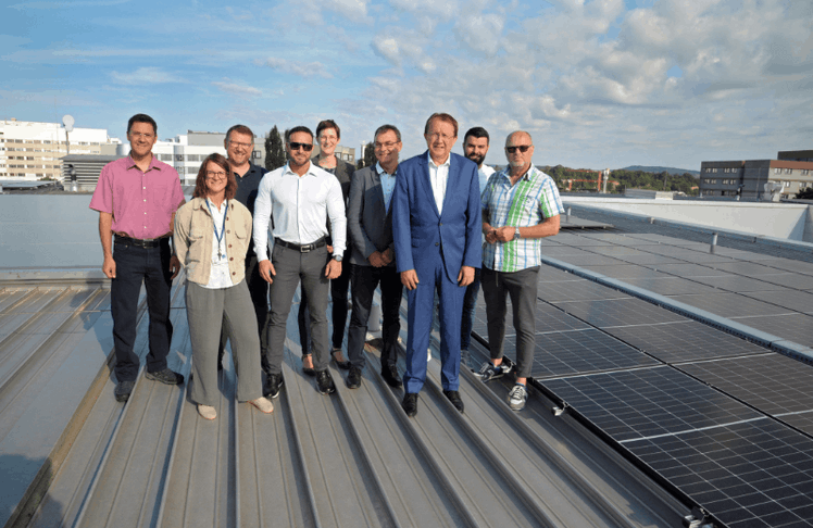 V. l. n. r.: Andreas Rummel (Fachverantwortlicher Facility Management/ Infrastruktur, FH St. Pölten), Maja Sito (Presse, FH St. Pölten), Franz Gruber (Leitung Klimakoordinationsstelle St. Pölten), Thomas Zimmermann (KWI Engineers), Viktoria Leitner (Nachhaltigkeits-Koordinatorin, FH St. Pölten), Johann Haag (Geschäftsführer FH St. Pölten), Bürgermeister Matthias Stadler, Mergim Hasani (CTO, Sunvolt Montage), Wolfgang Lengauer (Stadtbaudirektor St. Pölten) © Wolfgang Mayer/ fotomayer