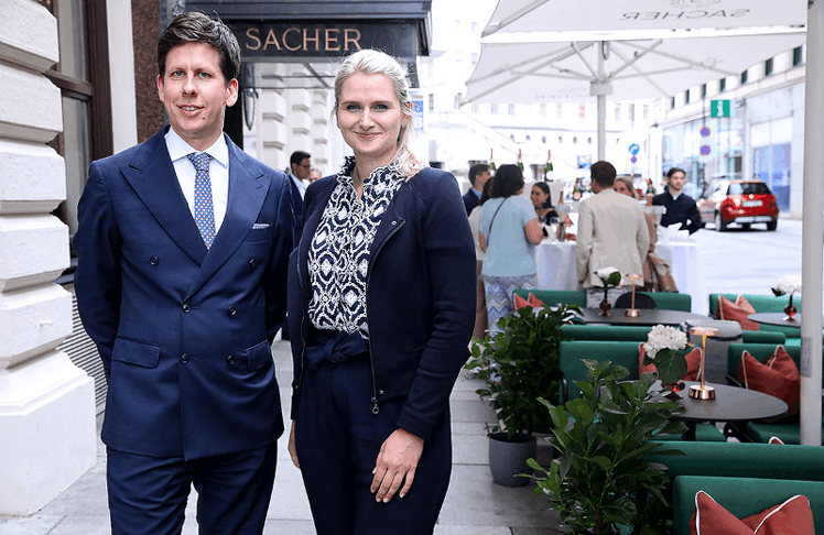 Andreas Keese (Direktor im Hotel Sacher Wien) (links) und Doris Schwarz (stellvertretende Hoteldirektorin im Hotel Sacher Wien) © LEADERSNET/G. Langegger