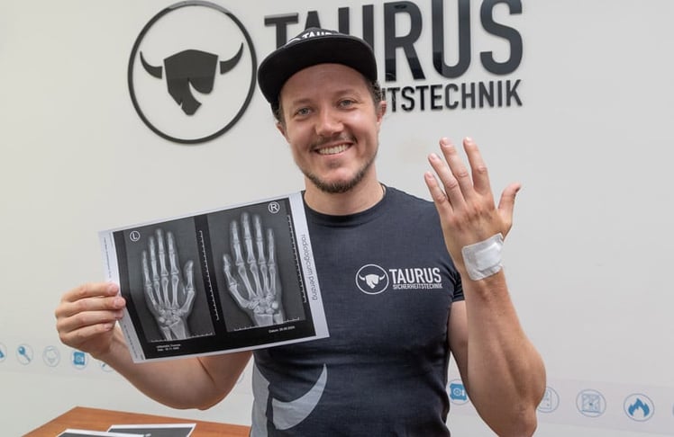 Tom Urbanek hat nun insgesamt fünf Chips in seinen Händen ©  Taurus Sicherheitstechnik GmbH/APA-Fotoservice/Tanzer