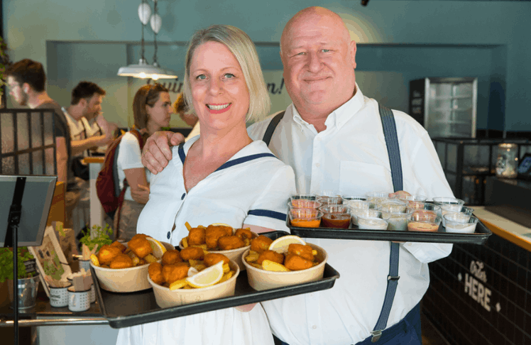 Irene und Charly Schillinger servierten ihren Gästen Vish & Chips © LEADERSNET/D. Mikkelsen