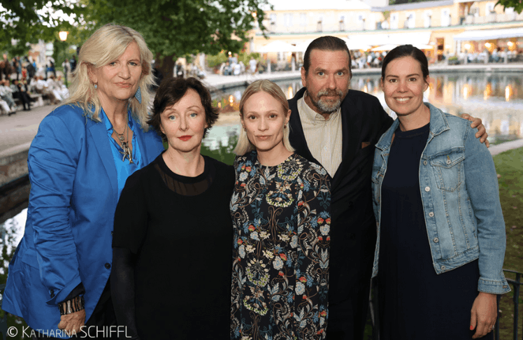 V.l.n.r.: Intendantin Angelika Hager, Regina Fritsch, Mavie Hörbiger, Michael Maertens und Leiterin des Vöslauer Thermalbades Carina Hochebner © Katharina Schiffl