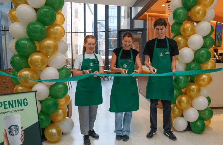 V.l.n.r.: Lilia Serebriakova (Barista), Pia Thys (Store Managerin), Laurin Höpperger (Shift Supervisor) © Victor Klein