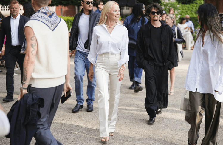 Pamela Anderson mit Schmuck von Pandora auf der diesjährigen Copenhagen Fashion Week © Pandora