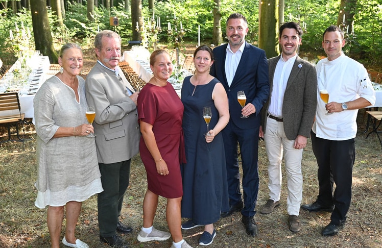 Das Team des Berghotel Tulbingerkogel rund um Linda, Frank und Georg Bläuel freuten sich gemeinsam mit Wienerwald Tourismus GF Michael Wollinger und Wald-Profi Artur Cisar-Erlach über "ein volles Haus" beim dritten WienerWaldDinner © Wienerwald Tourismus/Baden Media