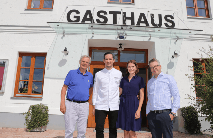 V.l.n.r.: Hans Michel Piech, Chrisoph & Doris Forthuber und Markus Buchmayer © MeinBezirk/Ebner
