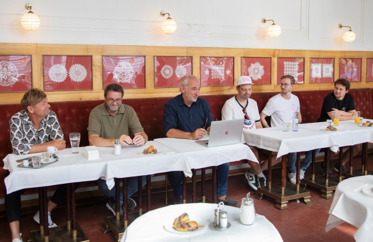 Peter Scheiber (El Kaffee), Wolfgang Binder (Fachgruppenobmann der Fachgruppe Kaffeehäuser der WKO, Café Frauenhuber), Günther Gapp (Veranstalter des Vienna Coffee Festivals), Oliver Goetz (SCA Austria, Coffee Pirates, Alt-Wien-Kaffee), Martin Wölfl (World Brewers Cup Champion 2024) und Markus Brun (Gota Coffee) © Jürgen Hammerschmied