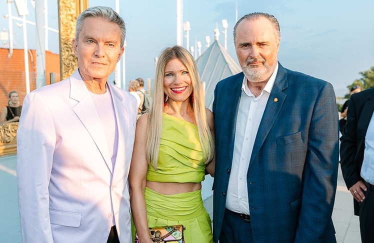 Alfons Haider (links) und Hans Peter Doskozil mit Ehefrau Julia bei der Premiere am 11. Juli © LEADERSNET/A. Felten