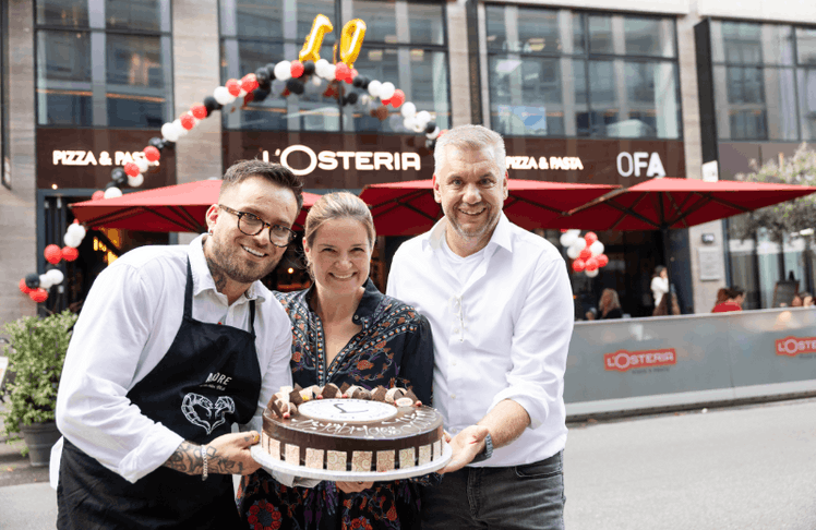 V.l.n.r.: Lucas Kolarec (General Manager), Maria Klara Heinritzi (Geschäftsführerin der L'Osteria Österreich) und Andreas Mair (Director of Facility) feiern das Jubiläum gemeinsam mit ihrem Team und Gästen im Herzen der Innsbrucker Altstadt. © Thomas Steinlechner