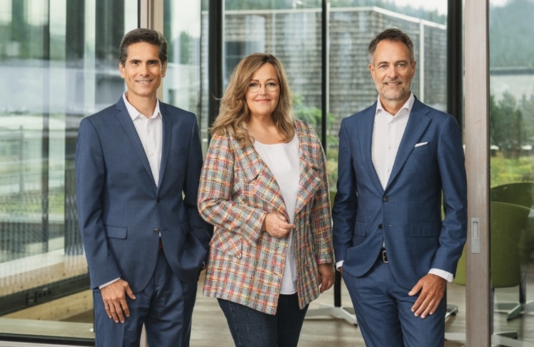 Carina Schiestl-Swarovski, Vorsitzende des Beirates und Aufsichtsrates und Stefan Schwarz (CEO, rechts im Bild) heißen Paul Churchill als neuen CMO und Mitglied des Vorstandes von Swarovski Optik herzlich willkommen. © Swarovski / Andre Schönherr