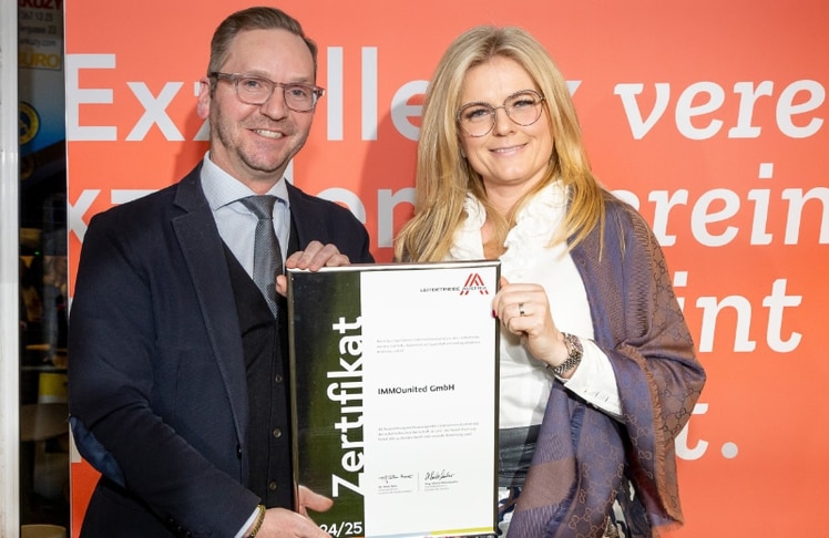 Roland Schmid, Geschäftsführer und Eigentümer der IMMOunited GmbH, und Monica Rintersbacher, Geschäftsführerin der Leitbetriebe Austria, bei der Verleihung © Christian Mikes