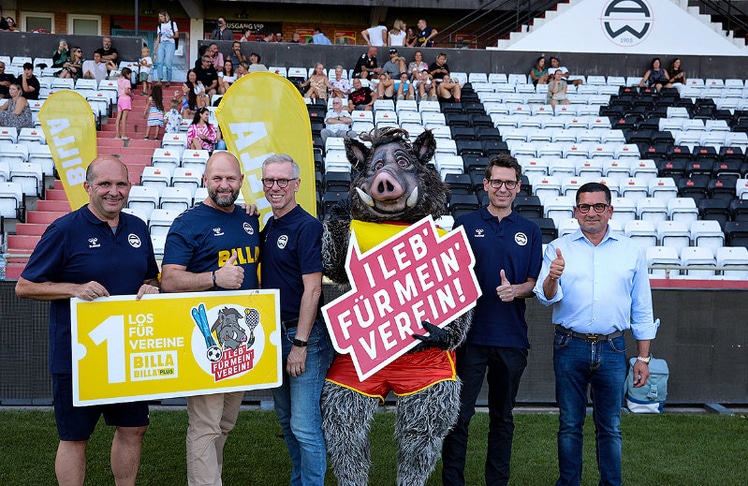 V.l.n.r.: Ralf Muhr, Akademieleiter Admira Wacker, Harald Mießner, Vorstand Billa AG, Peter Stöger, Sportdirektor Admira Wacker, Maskottchen Ferdl, Niklas Belihart, Geschäftsführer Admira Wacker und Marcel Haraszti, Vorstand Rewe International AG © LEADERSNET/G. Langegger