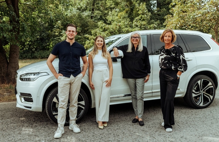 V.l.n.r.: Paul Liebhart (Junior Consultant bei Unique Relations und Kundenberater für Volvo), Anna Kalina-Mahr (Managing Director von Unique Relations und Team-Lead), Melisa Seleskovic (Managing Director von Volvo Car Austria) und Karin Stalzer (Kommunikationsverantwortliche bei Volvo Car Austria) © Niklas Stadler