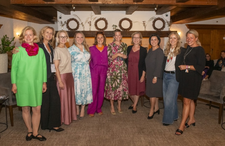 V.l.n.r.: Birgit Kraft-Kinz (Geschäftsführerin KRAFTKINZ & Obfrau von GRANAT), Christiane Noll (Country Managerin Avanade Austria), Ruth Moss (Head of Sustainability CRIF Austria), Jennifer Schimanko (CEO PAIR Collect GmbH), Yvonne Pirkner (CEO ON-Growth Mindset), Barbara Gruszkiewicz (Initiatorin Women Empowerment Summit), Leonore Gewessler (Bundesministerin für Klimaschutz, Umwelt, Energie, Mobilität, Innovation und Technologie), Stefanie Christina Huber (Präsidentin des Österreichischen Sparkassenverband, CEO Sparkasse Oberösterreich), Claudia Memminger (Geschäftsführerin Nespresso Österreich) und Nina Kaiser (4Gamechangers Geschäftsführerin und Co-Founderin) © Granat/Paris Tsitsos