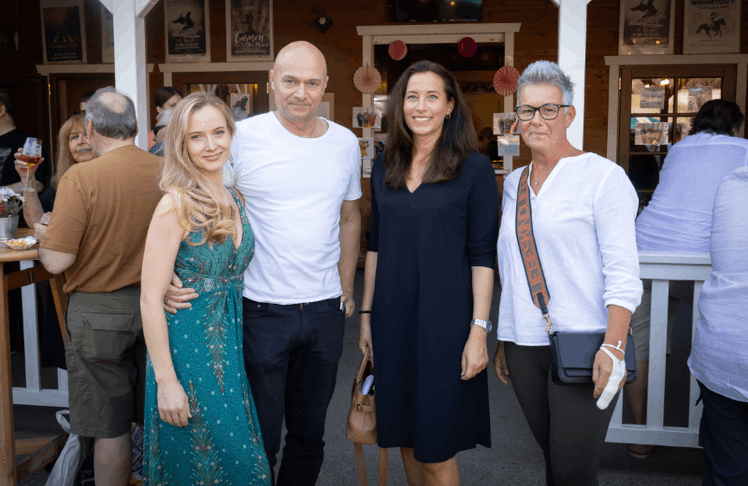 V.l.n.r.: Helene und Martin Exel mit Mariella Klement-Kapeller, Geschäftsführerin der Wiener Alpen in Niederösterreich, sowie Ernestine Kostak, Bürgermeisterin der Gemeinde Winzendorf-Muthmannsdorf. © Regina Courtier