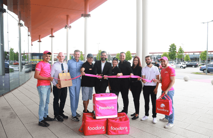 V.l.n.r.: Foodora Rider, Richard Brandt (gew. Geschäftsführer McDonald's Bruck an der Leitha), Martin Bacsich (Franchisenehmer McDonald's Bruck an der Leitha), Johannes Streiter (Store Manager KFC Parndorf), Alexander Gaied (COO foodora), Reka Molnar (KFC), Alexander Reiter (Restaurantmanager McDonald's Parndorf und Neusiedl am See), Laura Behö (stellvertretende Restaurantleiterin McDonald's Parndorf), Filipe Costa (CFO Noodle King), Foodora Rider © foodora/APA-Fotoservice/Hautzinger 