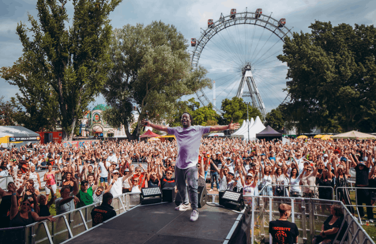 Mola Adebisi, Moderator der Veranstaltung, vor dem Publikum der "90s Super Show" © Mila Zytka