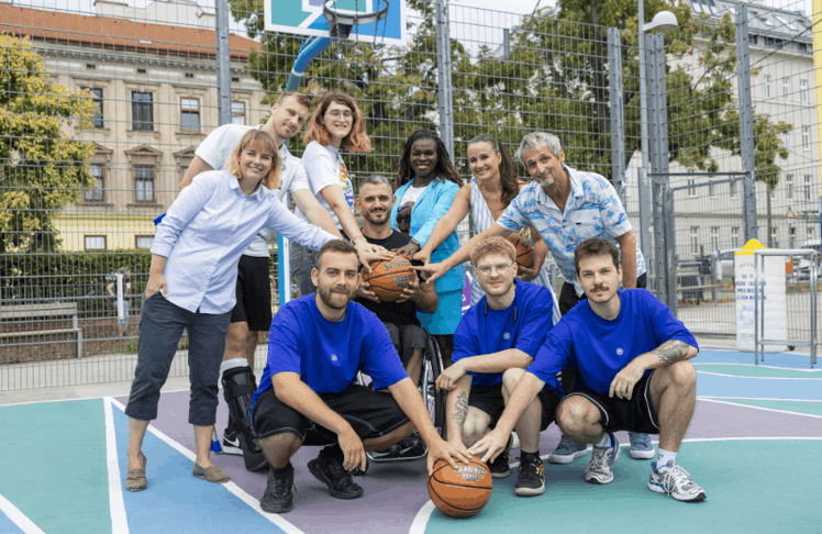 V.l.n.r.: Stefanie Lamp (Bezirksvorsteherin Ottakring), Matthias Linortner (Österreichischer Profi-Basketballspieler), Maud Böhm (Verein Aufschlag Wien), Mehmet Hayirli (Wiener Rohlstuhlbasketball-Fahrer von den Sitting Bulls), Mireille Ngosso (Ärztin), Yvonne Haider-Lenz (Leiterin Marketing, Unternehmenskommunikation und Innovation der Vöslauer Mineralwasser GmbH), OA Assoz.-Prof. Priv.-Doz. DI Dr. Hans-Peter Hutter, (erste Reihe v.l.n.r.) Kalojan Paier, Jonas Grießler und Philo Jöbstl © Stefan Joham