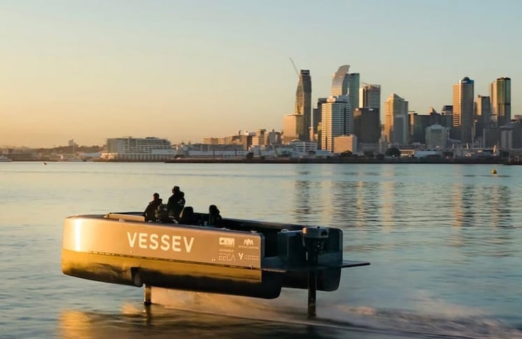 Die Vessev VS-9 vor der Skyline von Auckland © Vessev