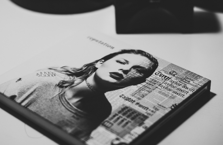 Accessoires und andere Fan-Artikel von Taylor Swift finden Fans auf digitalen Marktplätzen (Symbolbild) © Unsplash
