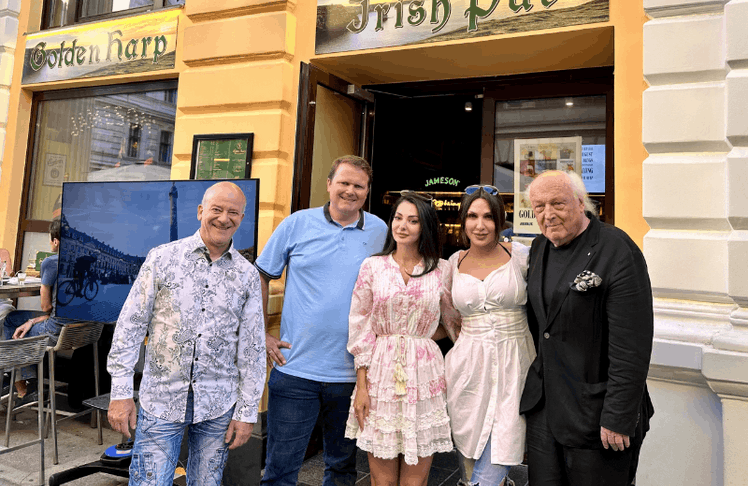 Andy Lee Lang (l.), Inhaberpaar Stefan Müllner und Maha Danesh sowie Kommerzialrat Friedrich Schiller (r.) mit Begleitung Sophia © &Social Werbeagentur